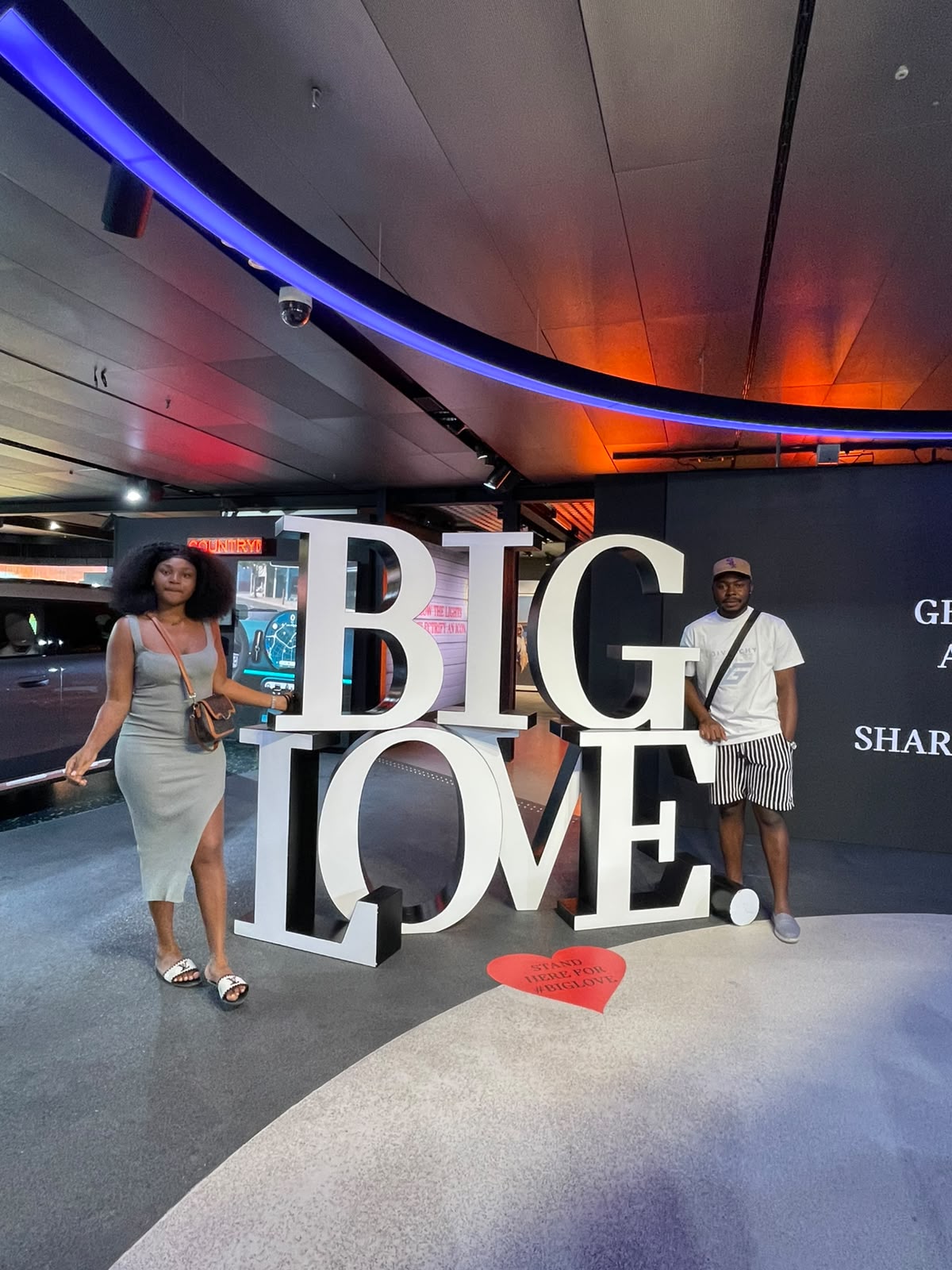 Nous deux devant les lettres Big Love